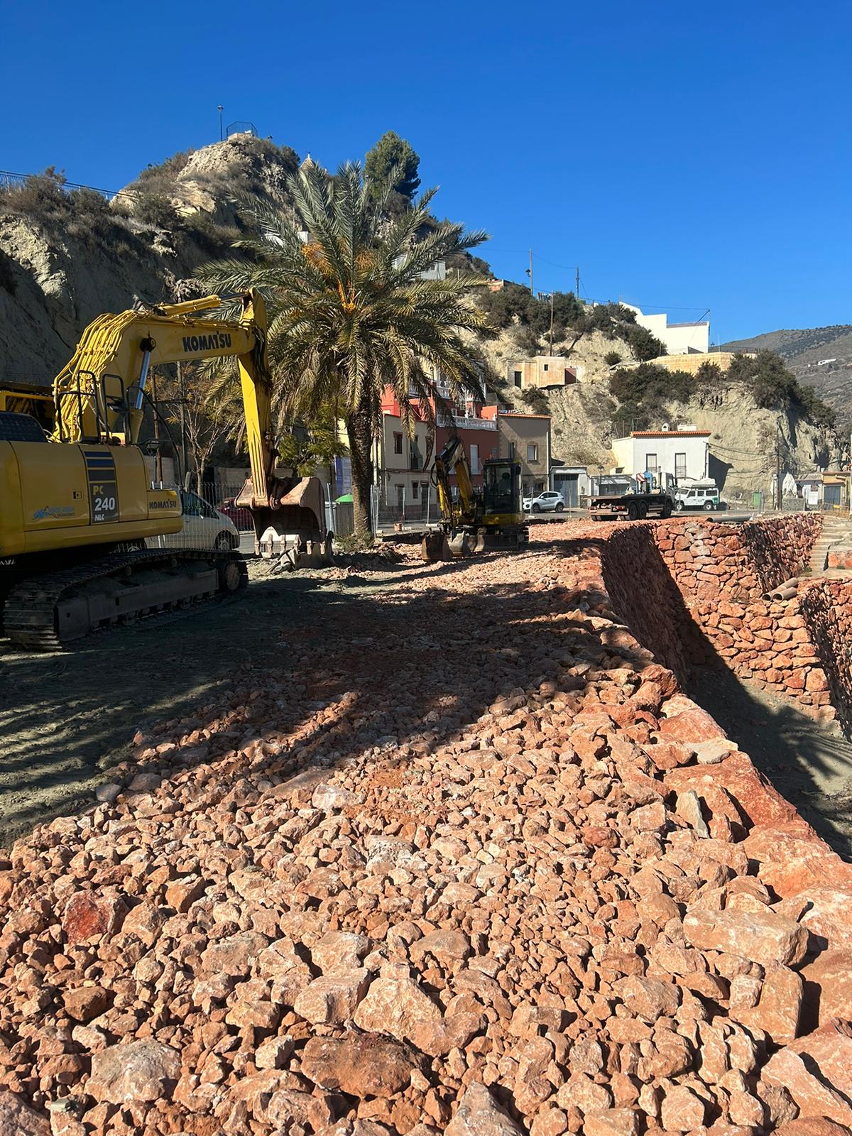 Proceso de construcción del muro de escollera