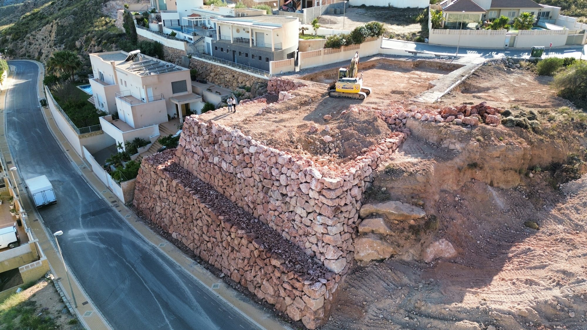 Vista lateral de los muros de escollera construidos junto a la carretera