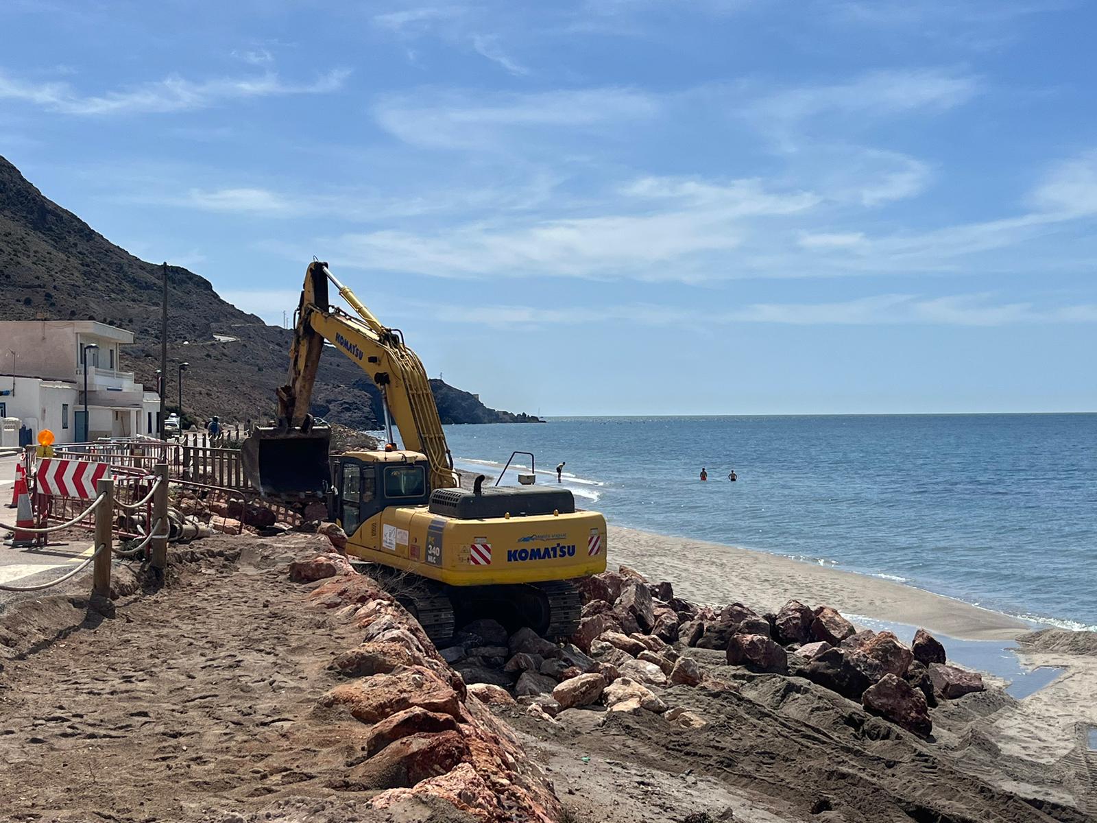 Excavadora Komatsu trabajando en la reparación de escollera en la playa de La Fabriquilla