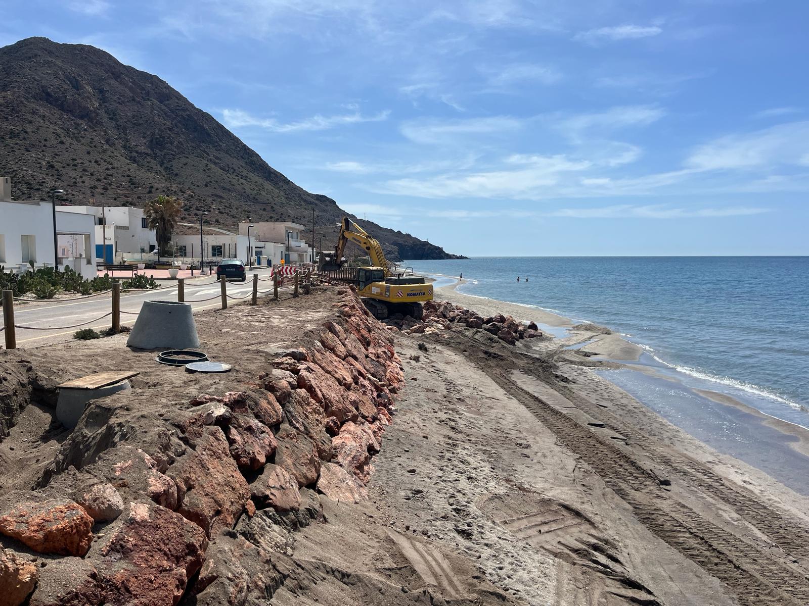 Vista panorámica de la escollera y el vial costero en reparación