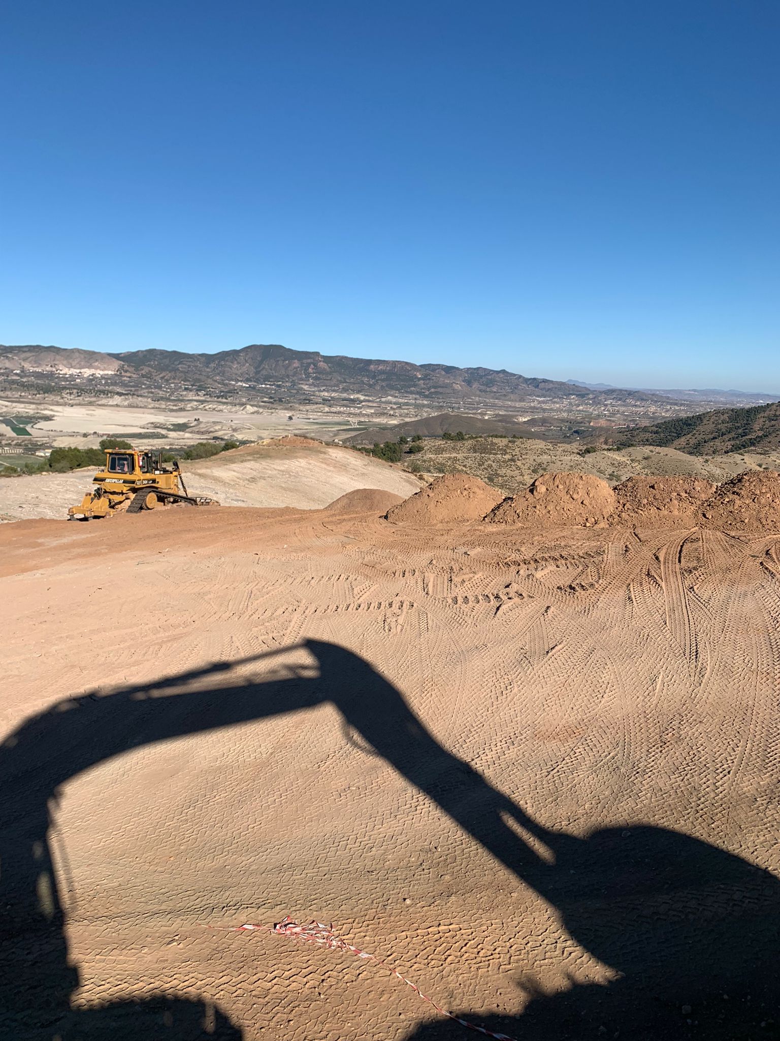 Vista desde excavadora de los trabajos de nivelación con bulldozer