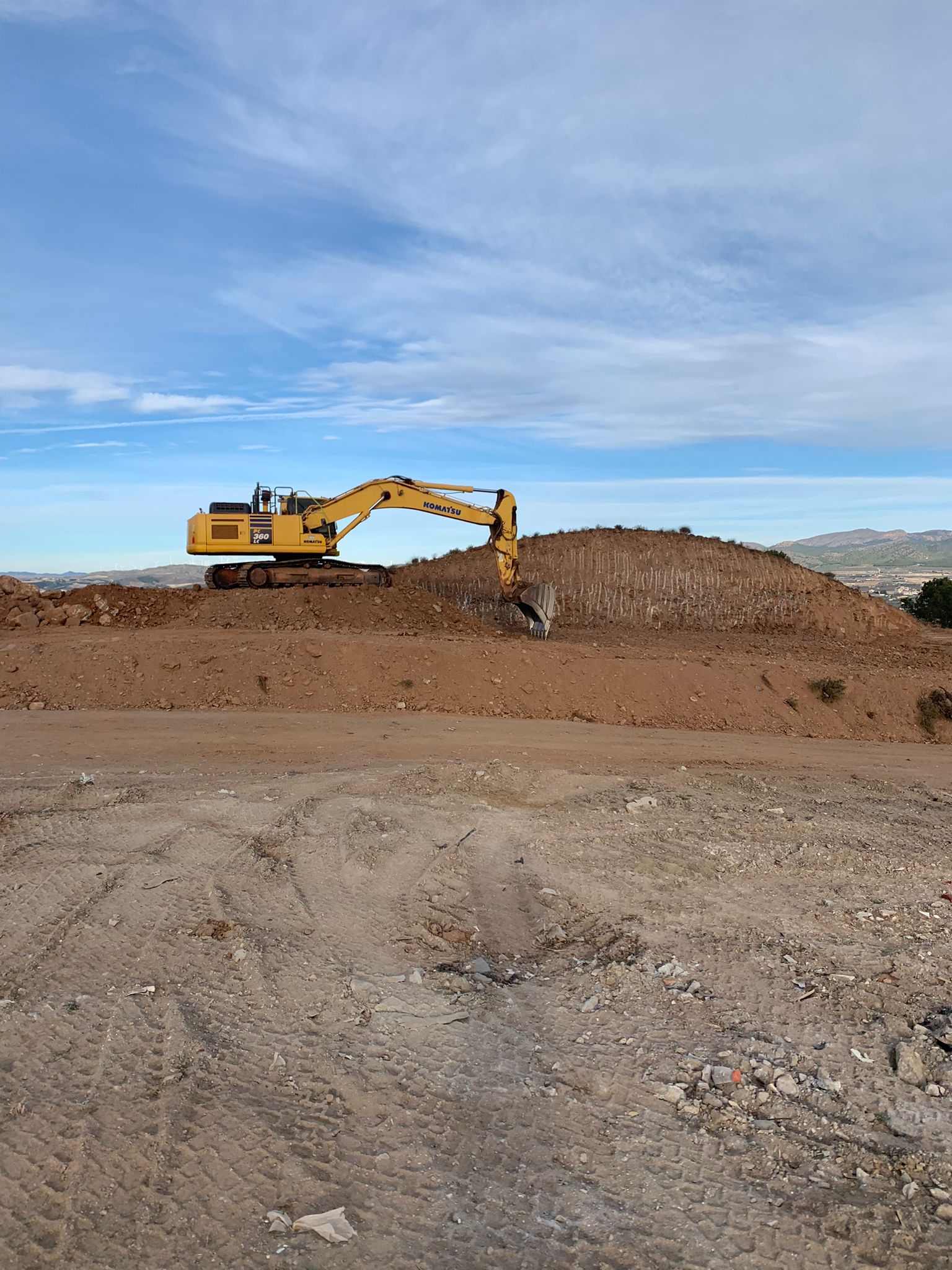 Excavadora Komatsu trabajando en la restauración del vertedero