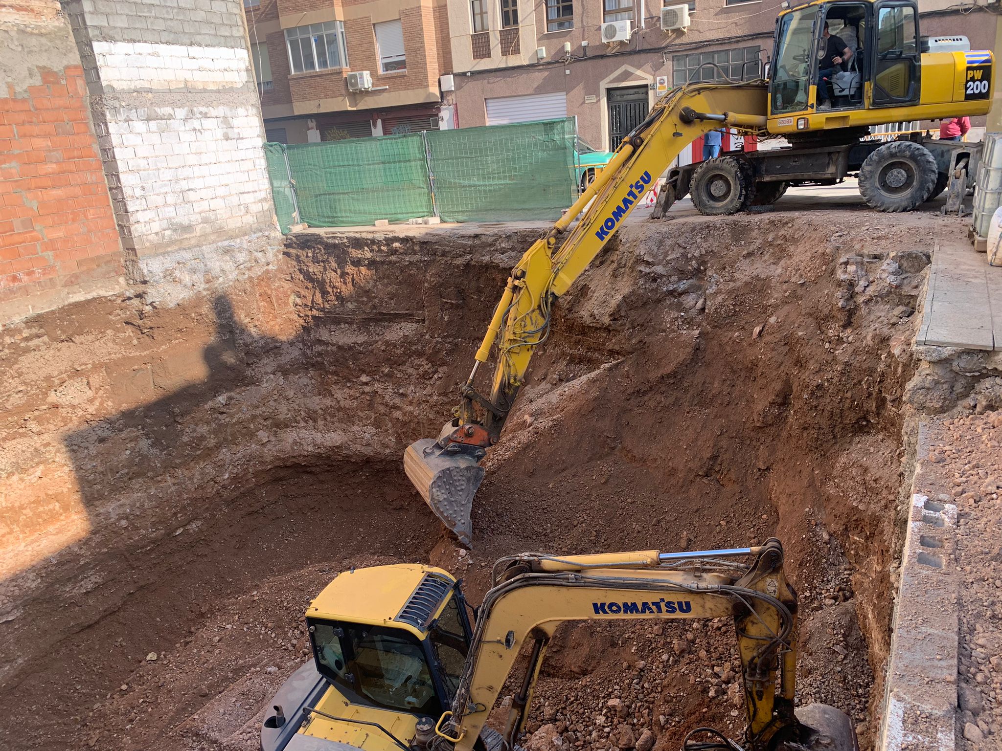 Dos excavadoras Komatsu trabajando simultáneamente en el vaciado del solar