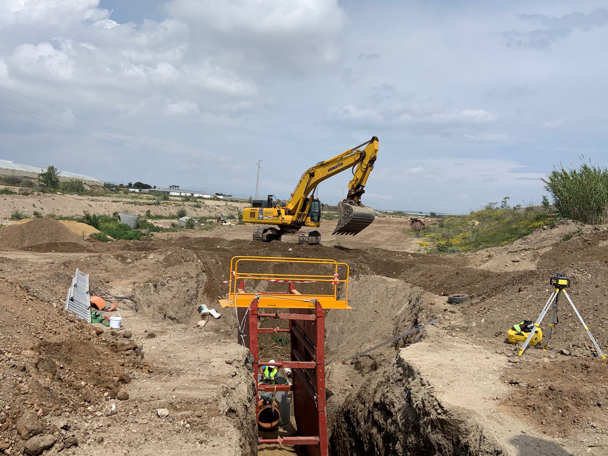 Excavación para instalación de tuberías en proyecto de concentración de vertidos en El Cautivo