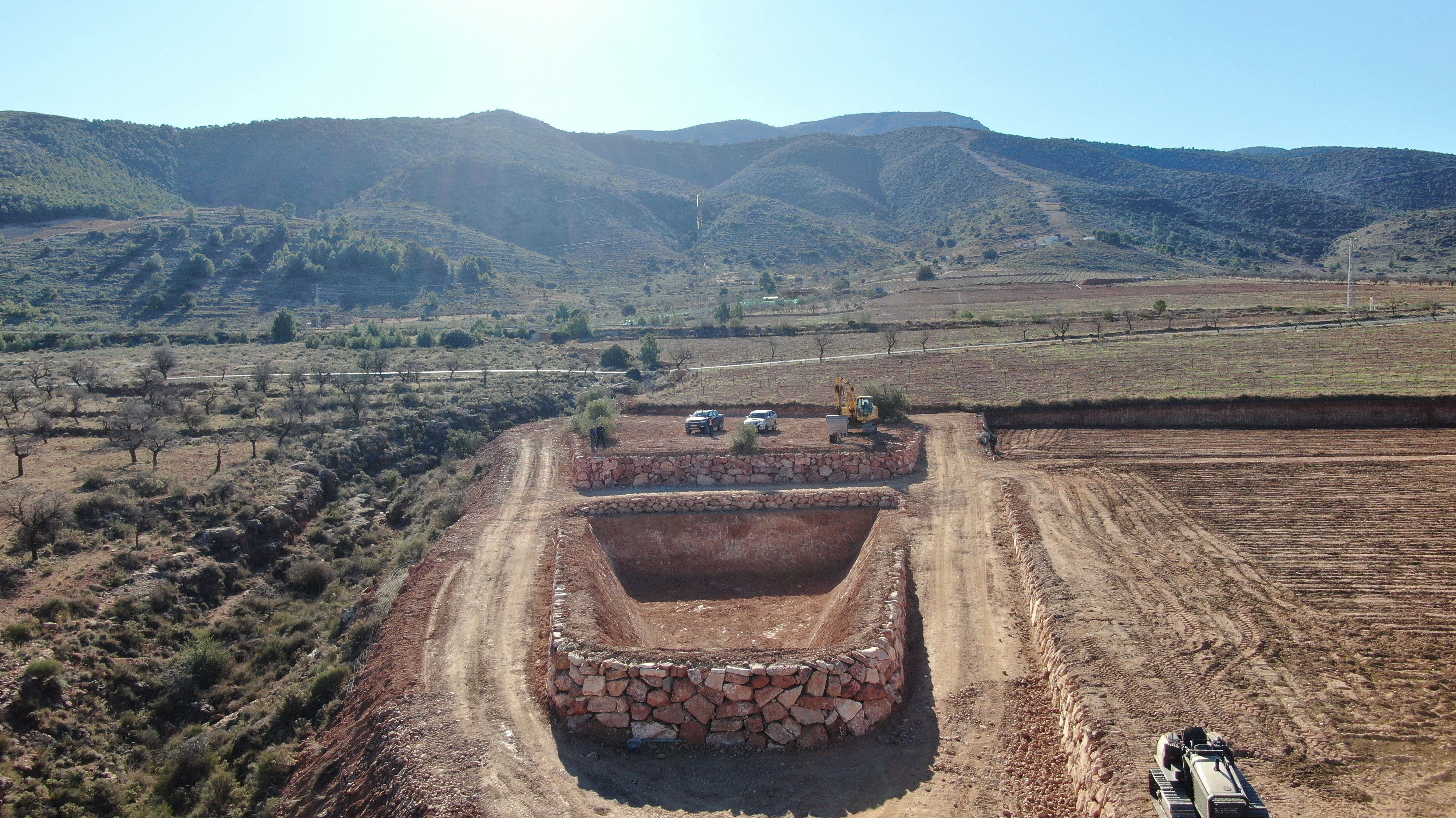 Detalle de la balsa y muros de contención