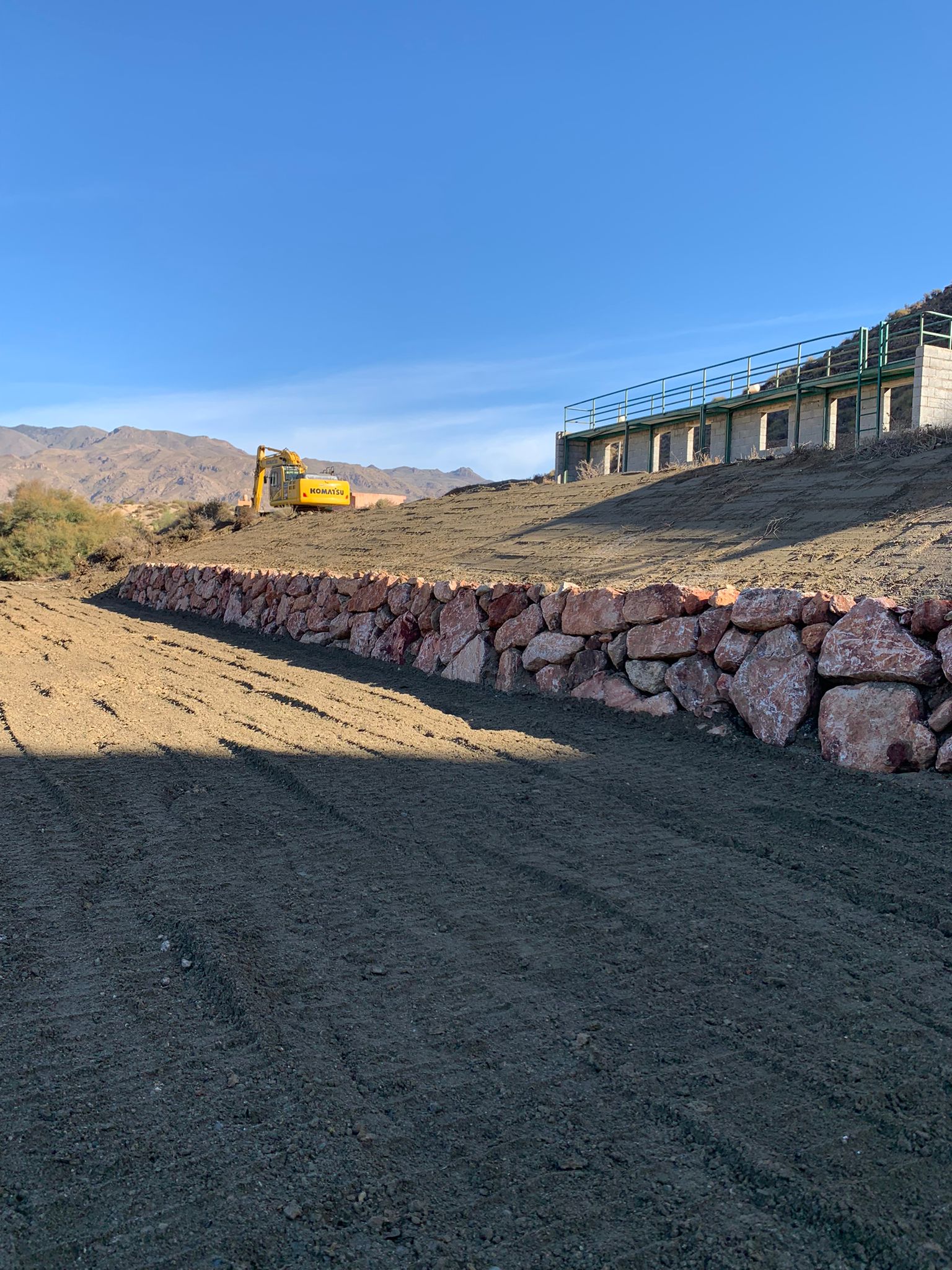Vista del muro de contención y las instalaciones militares