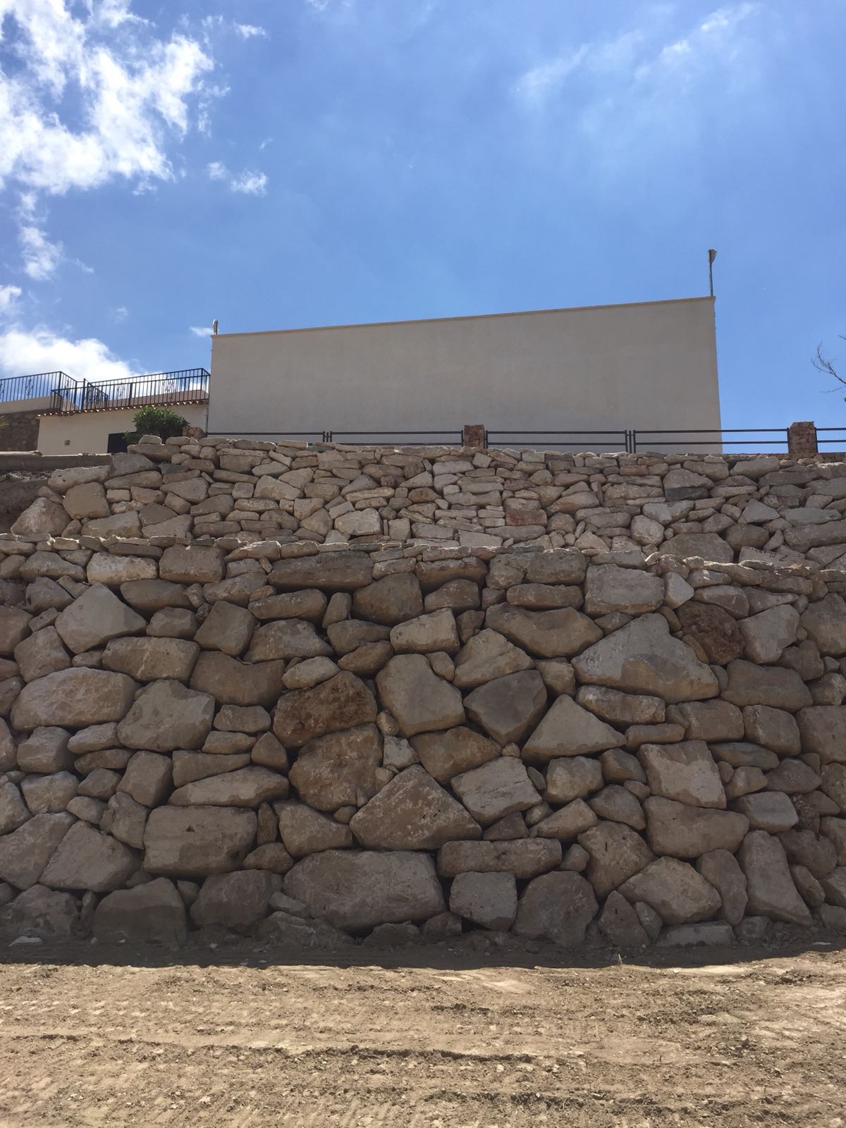 Detalle del muro de contención terminado