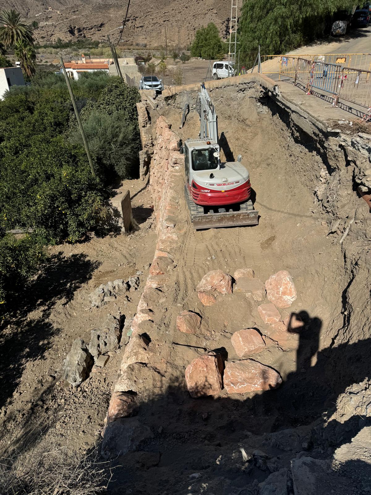 Consolidación de muro de contención de vial público en Santa Fe de Mondújar