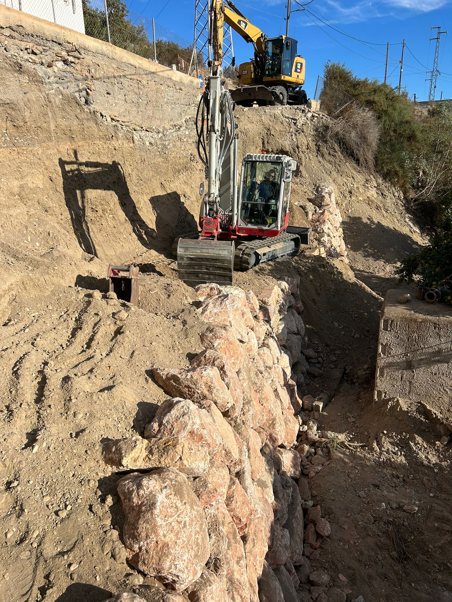 Proceso de construcción del muro con maquinaria especializada