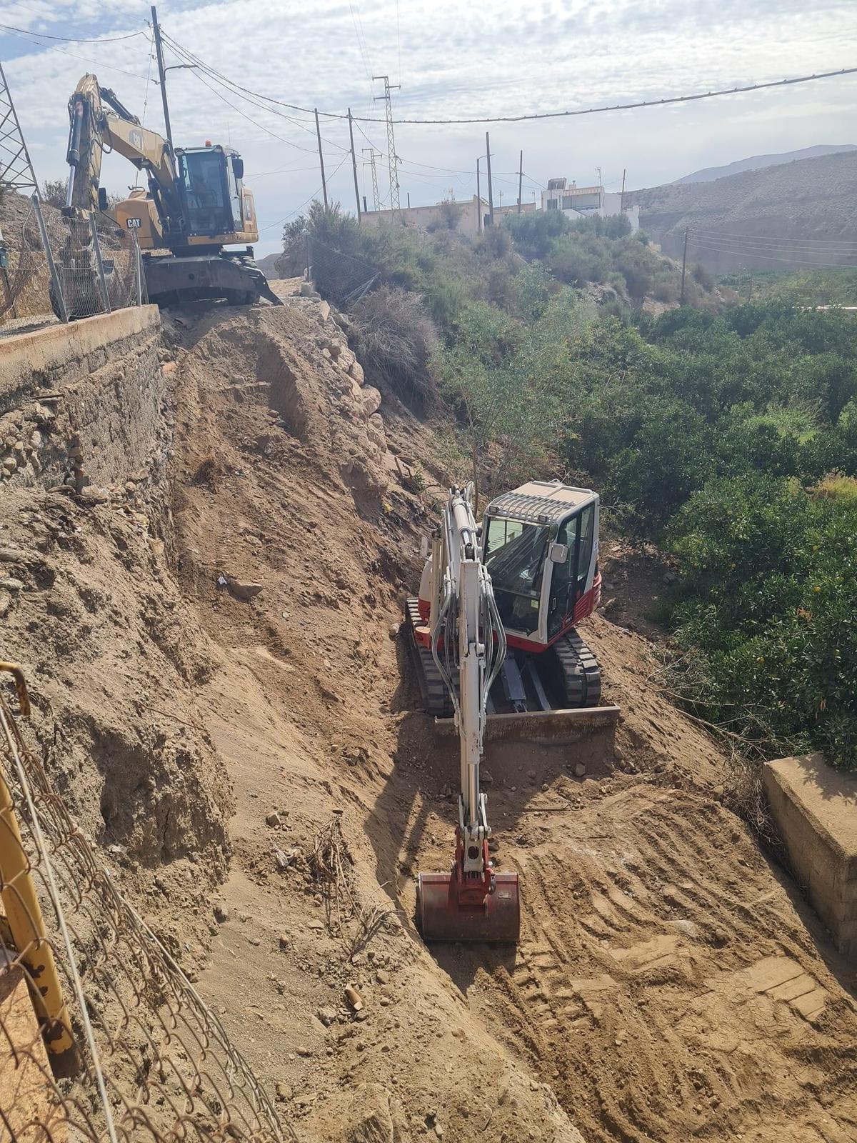 Vista del terreno y excavadoras trabajando en el proyecto