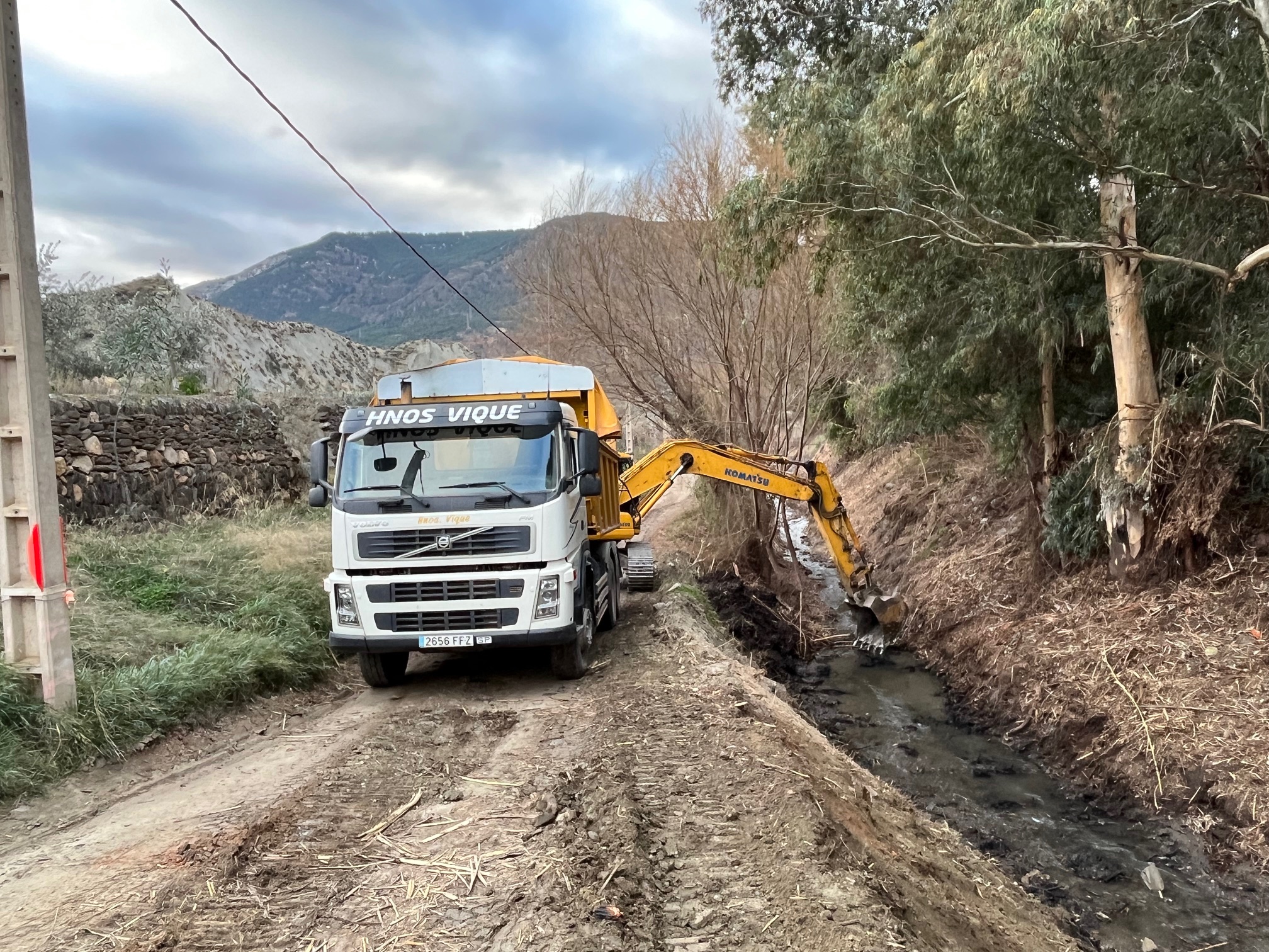 Excavadora trabajando en la limpieza de un cauce fluvial