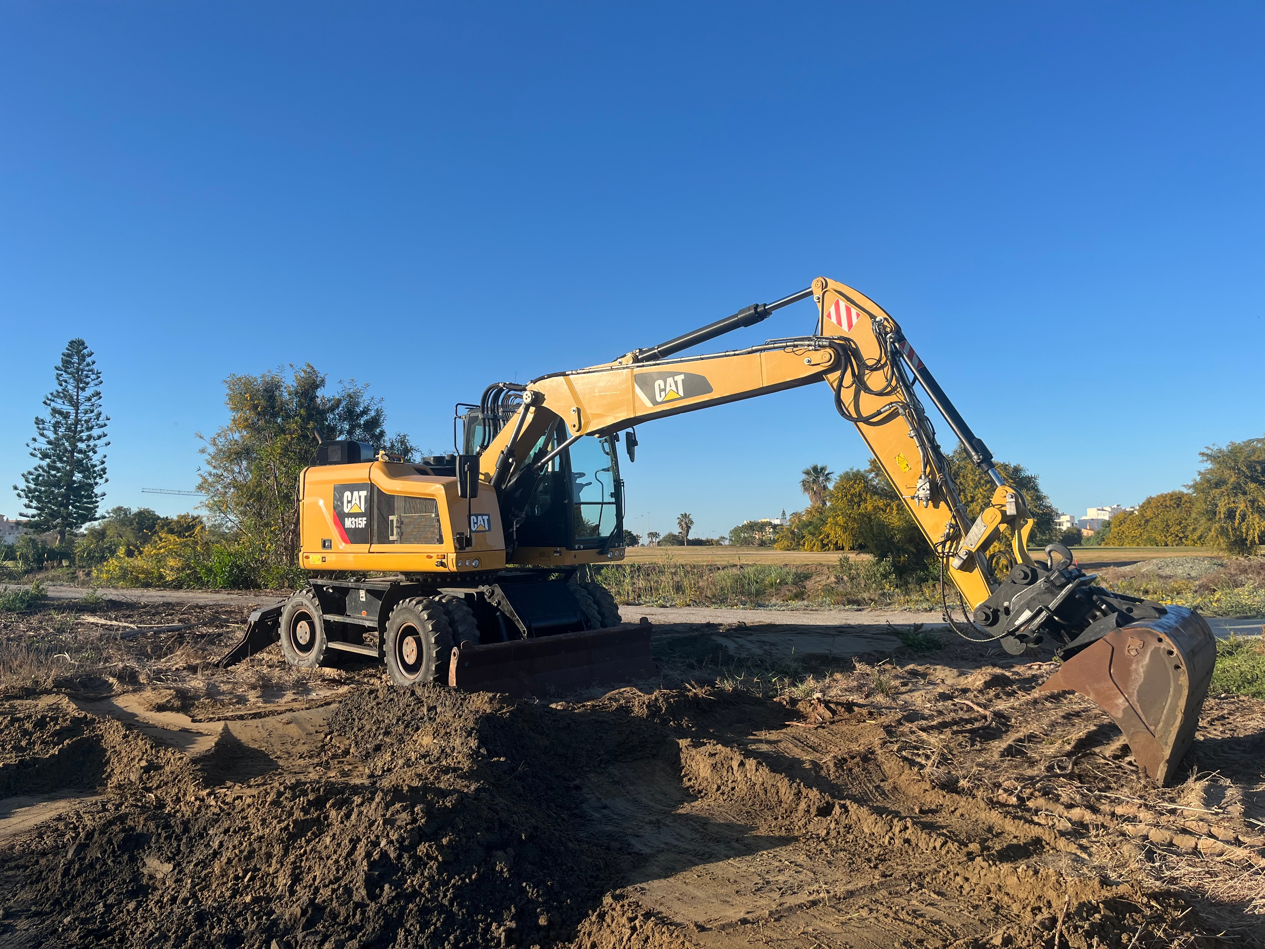 Excavadora CAT trabajando en el acondicionamiento del terreno