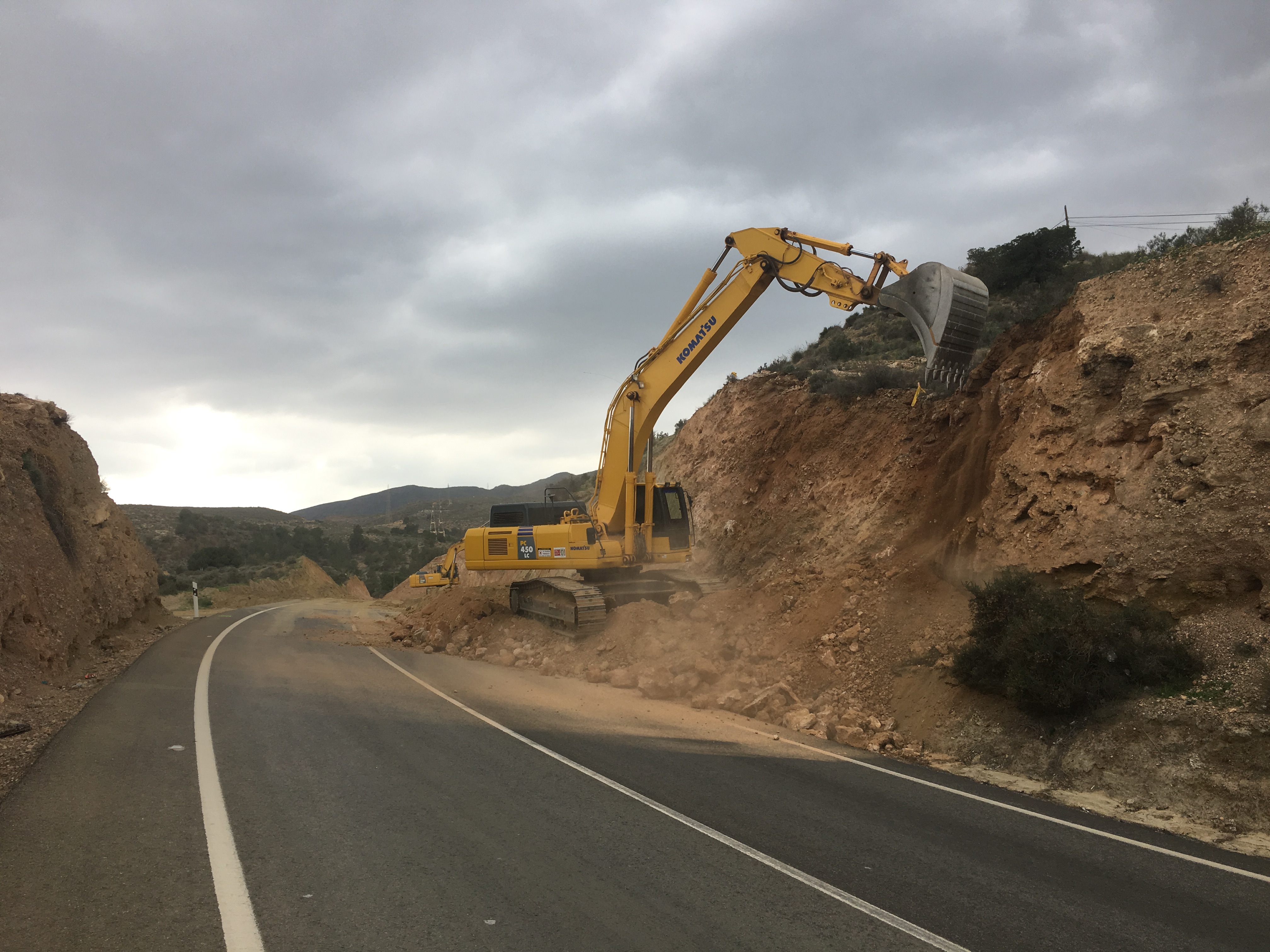 Excavadora Komatsu trabajando en el desanche de carretera en Benahadux