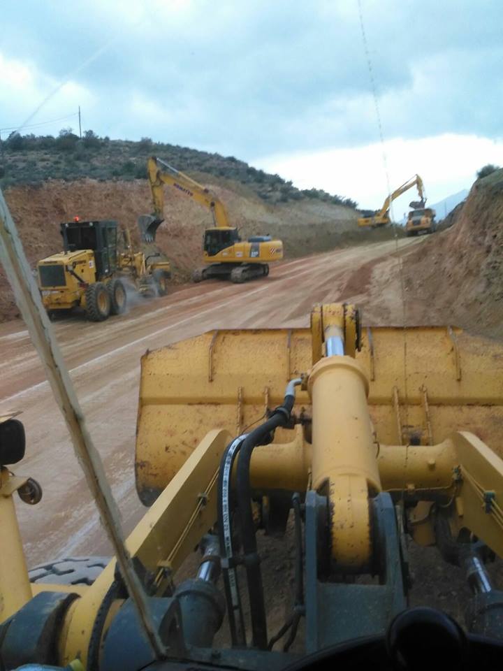 Vista desde maquinaria de las obras de desanche con varias excavadoras trabajando